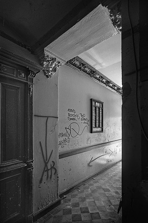 Robert Conrad: »Eingangsbereich, Bilddokumentation für den Eigentümer«, Bild aus der Serie »Wohnhaus vor der Sanierung, Berlin Friedrichshain, DE«